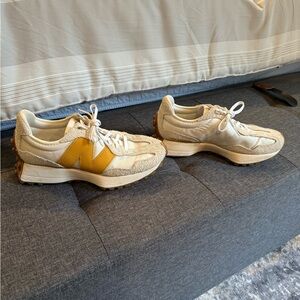 New Balance 327 women.  SZ8.5 great condition.